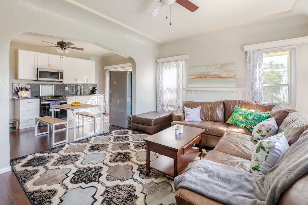 Photo of Livingroom in South Wrigley