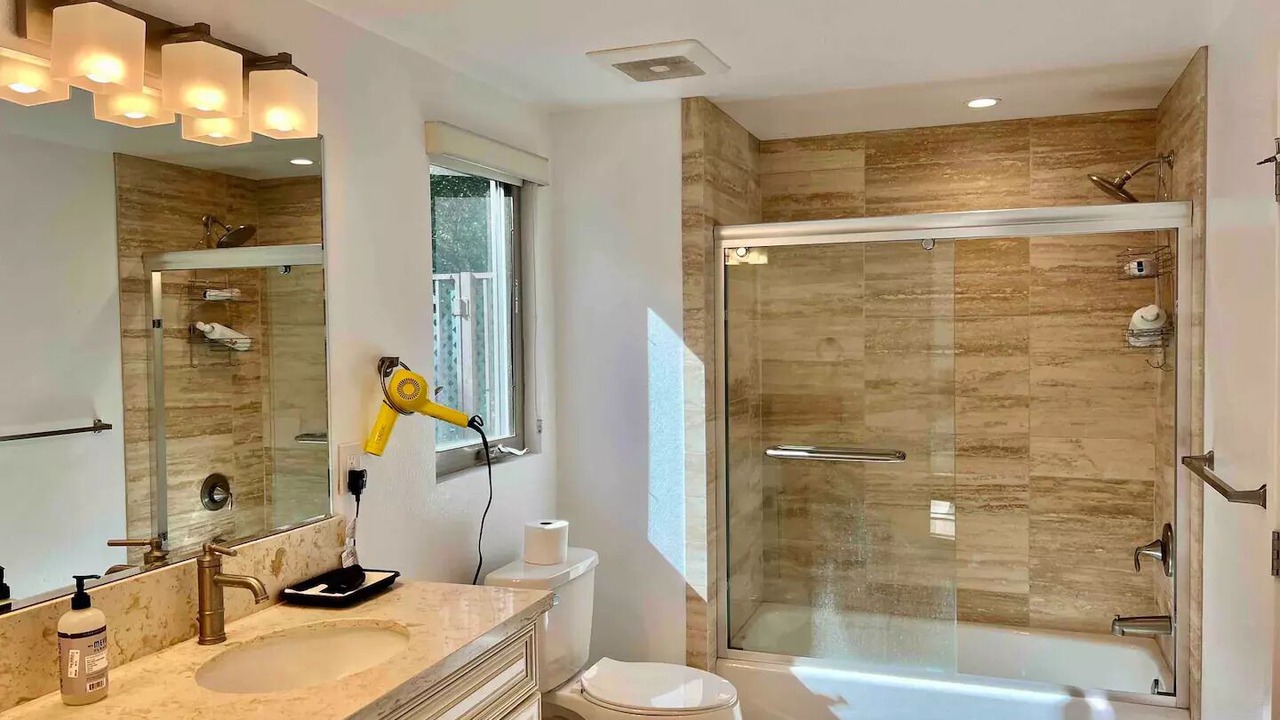 Photo of Bathroom in Lamanda Park