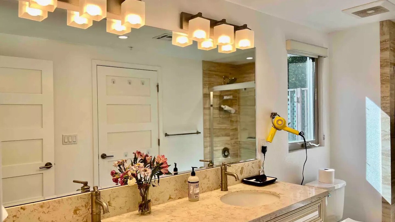 Photo of Bathroom in Lamanda Park