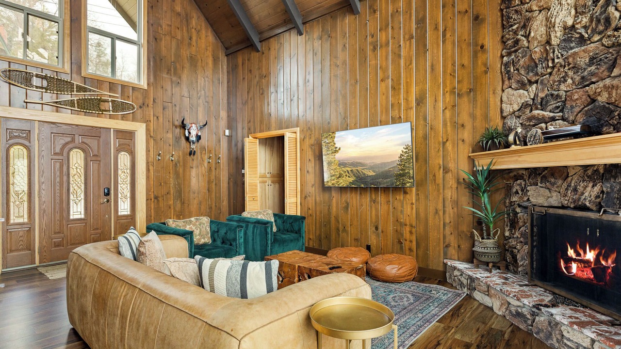 Photo of Livingroom in Lake Arrowhead