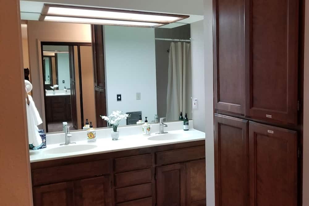Photo of Bathroom in Mariposa