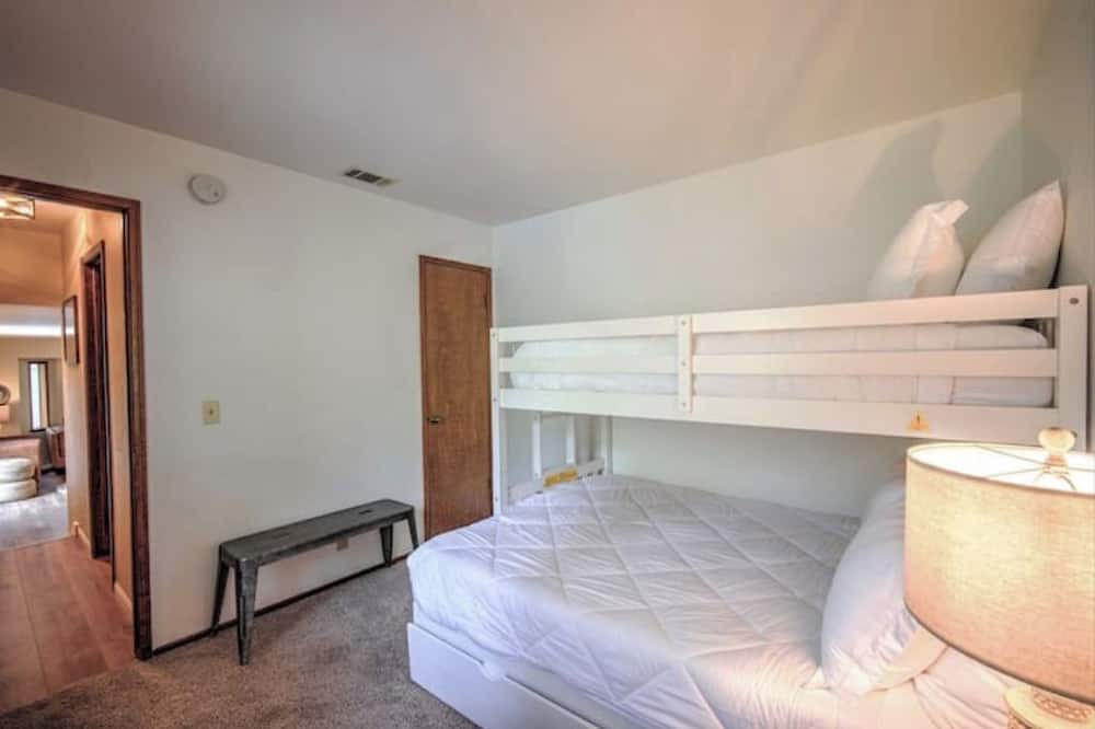 Photo of Bedroom in Crestline