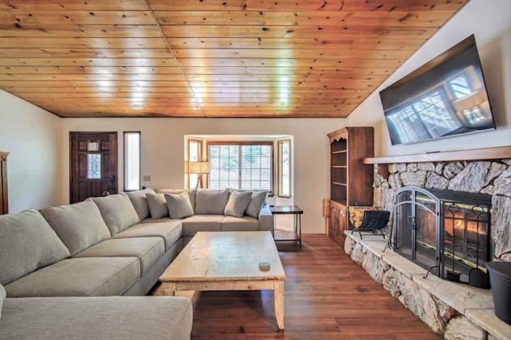 Photo of Livingroom in Crestline