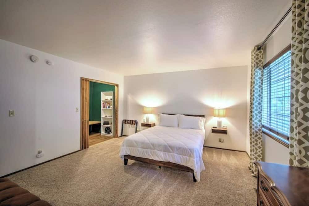 Photo of Bedroom in Crestline