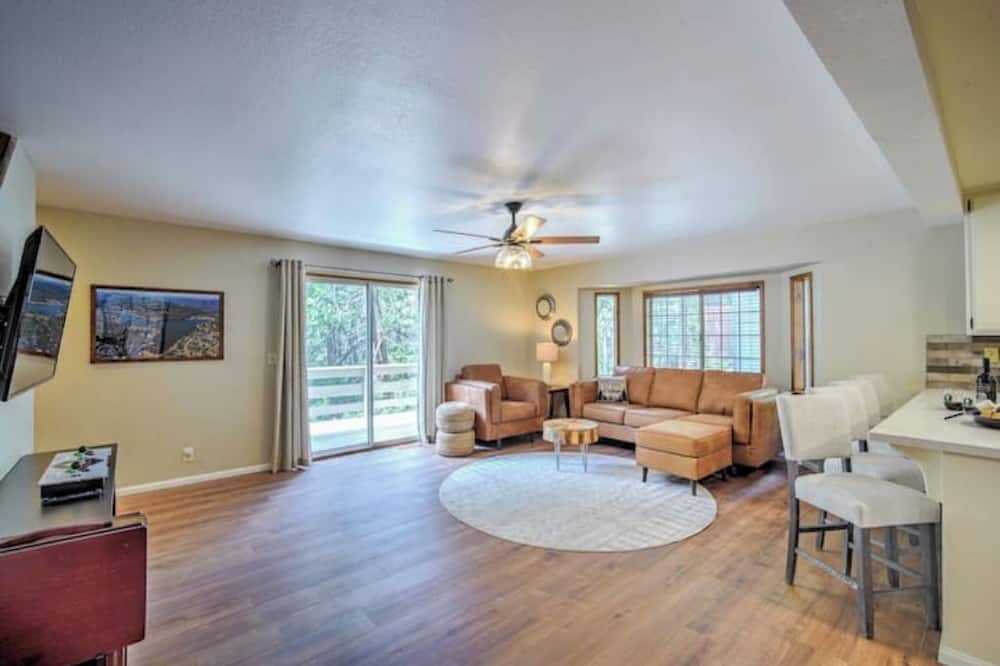 Photo of Livingroom in Crestline