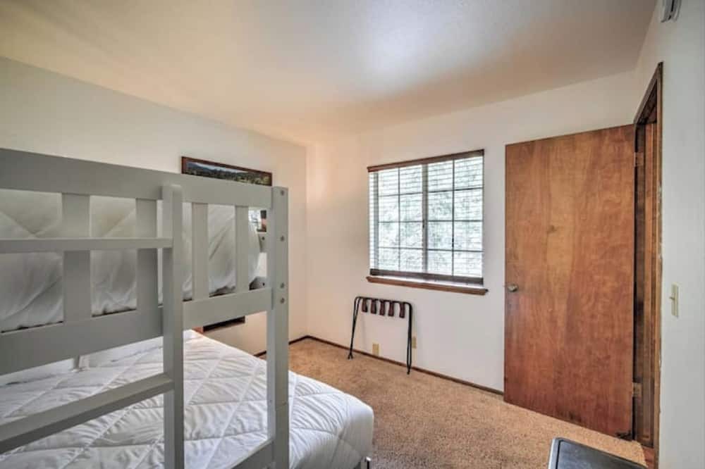 Photo of Bedroom in Crestline
