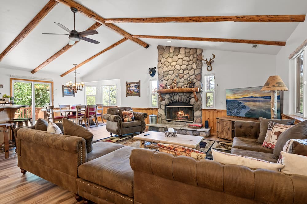 Photo of Livingroom in Castle Glen Estates