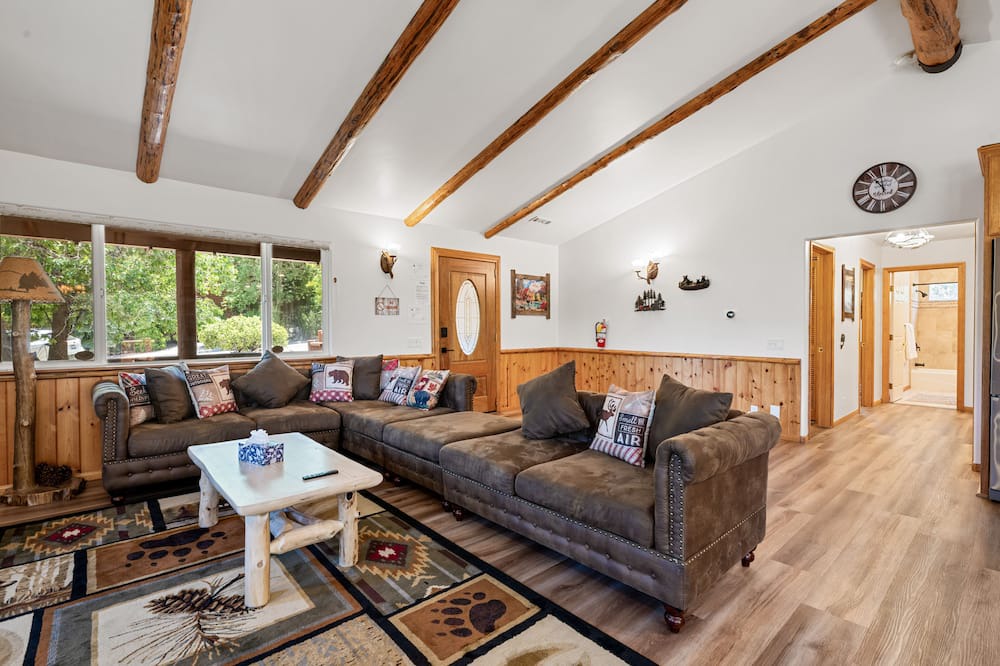 Photo of Livingroom in Castle Glen Estates