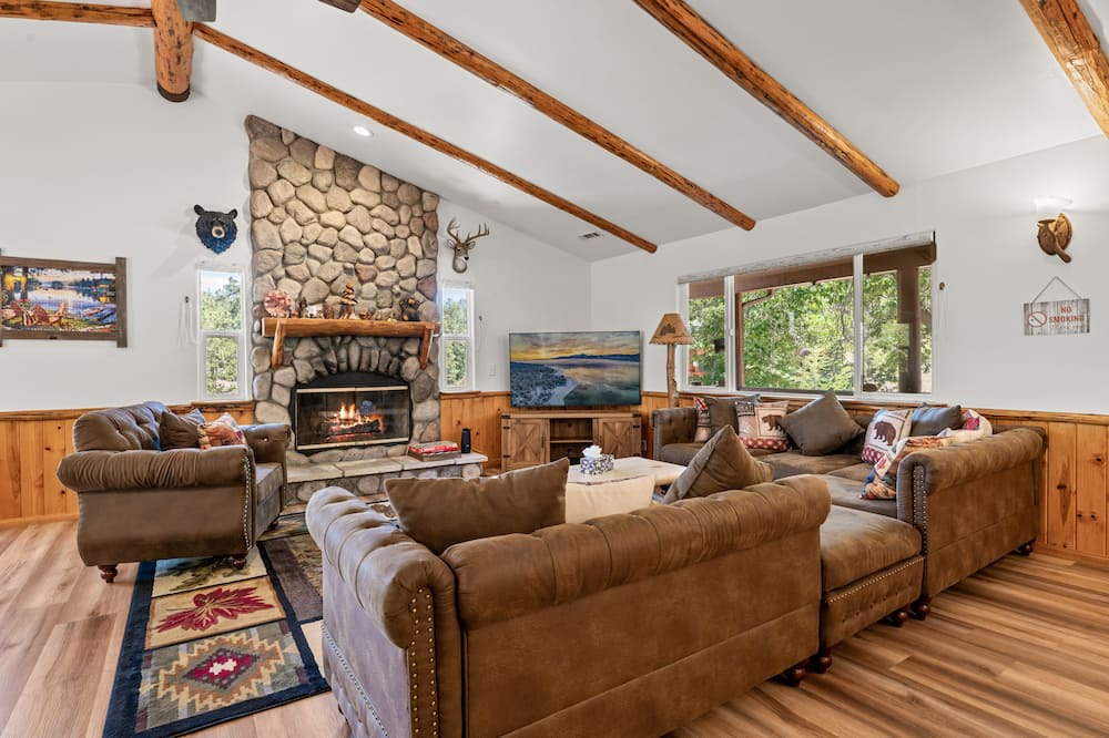 Photo of Livingroom in Castle Glen Estates