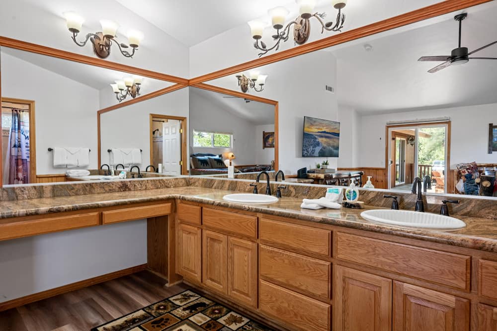 Photo of Bathroom in Castle Glen Estates