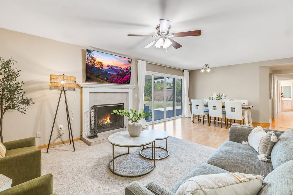 Photo of Livingroom in Santa Clarita