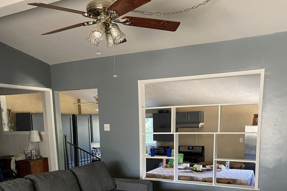 Photo of Livingroom in Pearblossom