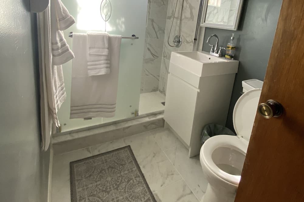 Photo of Bathroom in Pearblossom