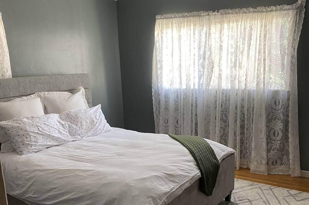 Photo of Bedroom in Pearblossom