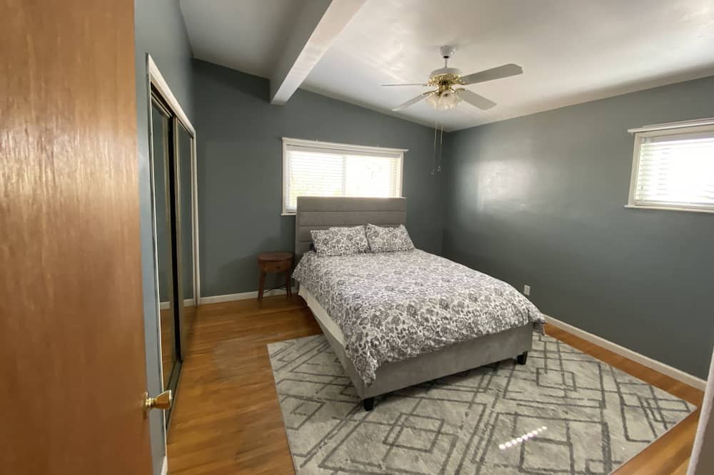 Photo of Bedroom in Pearblossom