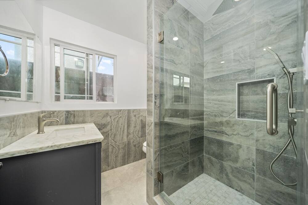 Photo of Bathroom in Lamanda Park