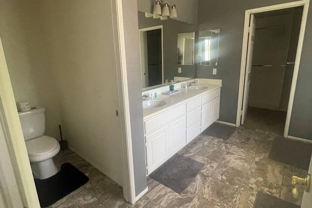 Photo of Bathroom in Glen Avon