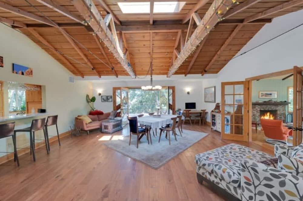 Photo of Livingroom in Chatsworth