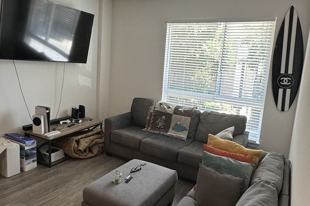 Photo of Livingroom in Warner Center