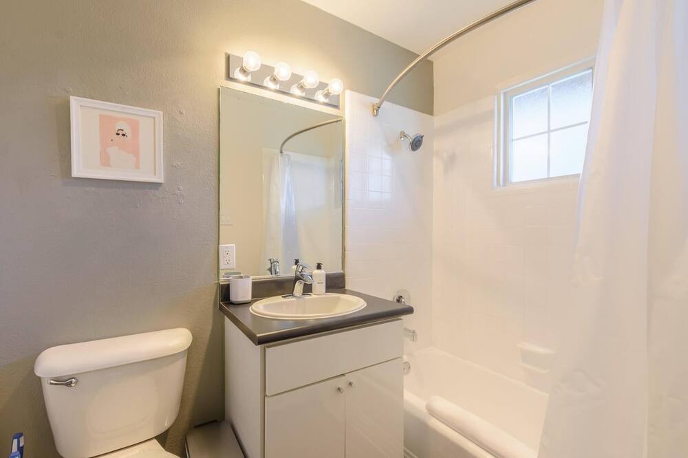 Photo of Bathroom in East Side Costa Mesa