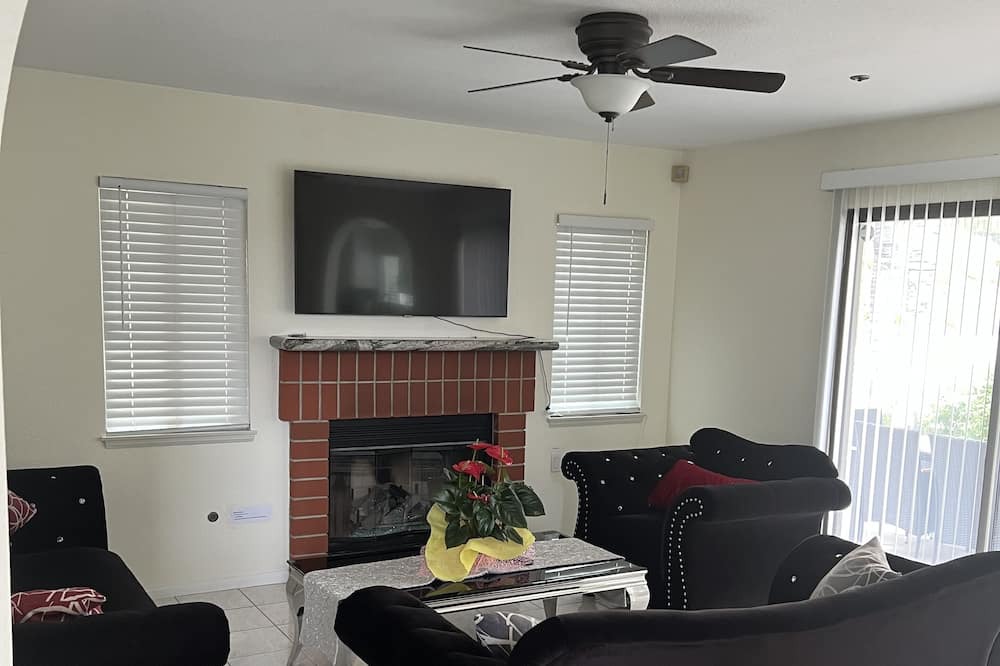Photo of Livingroom in Sylmar