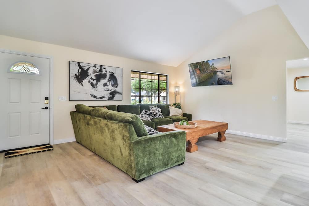 Photo of Livingroom in Simi Valley
