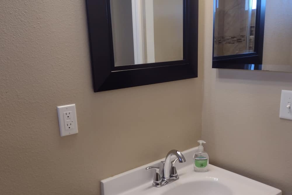 Photo of Bathroom in Benbow
