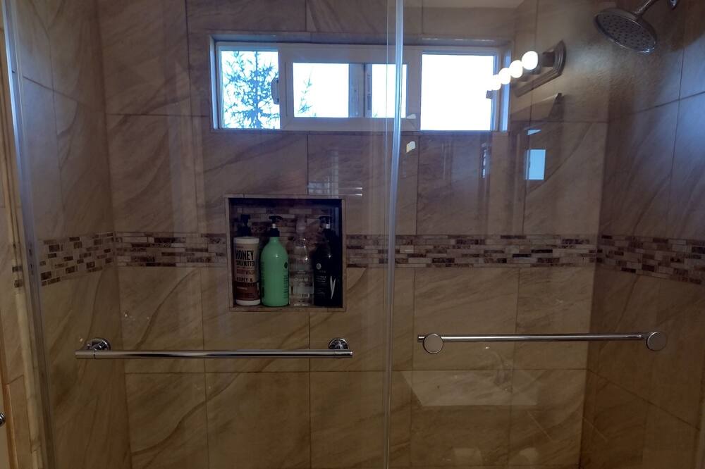 Photo of Bathroom in Benbow