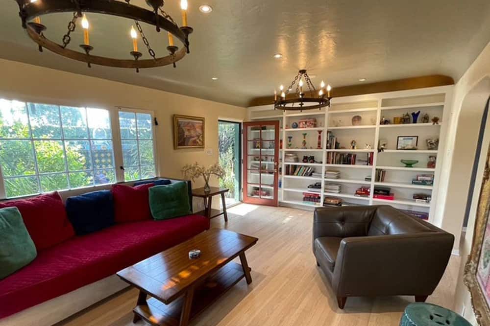 Photo of Livingroom in Lamanda Park