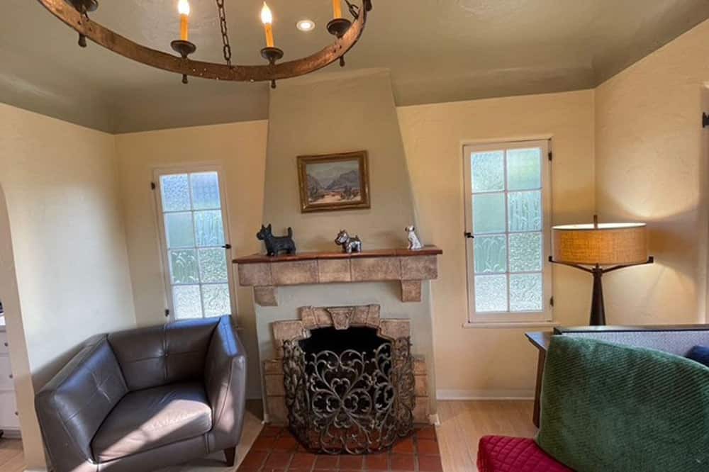 Photo of Livingroom in Lamanda Park