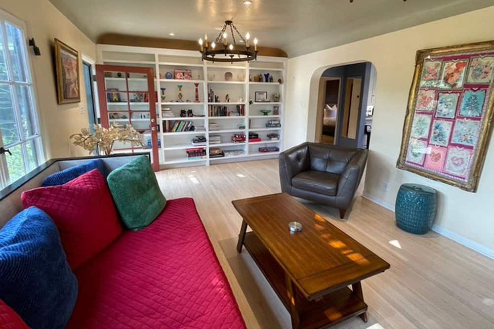Photo of Livingroom in Lamanda Park