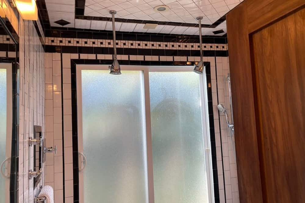Photo of Bathroom in Lamanda Park