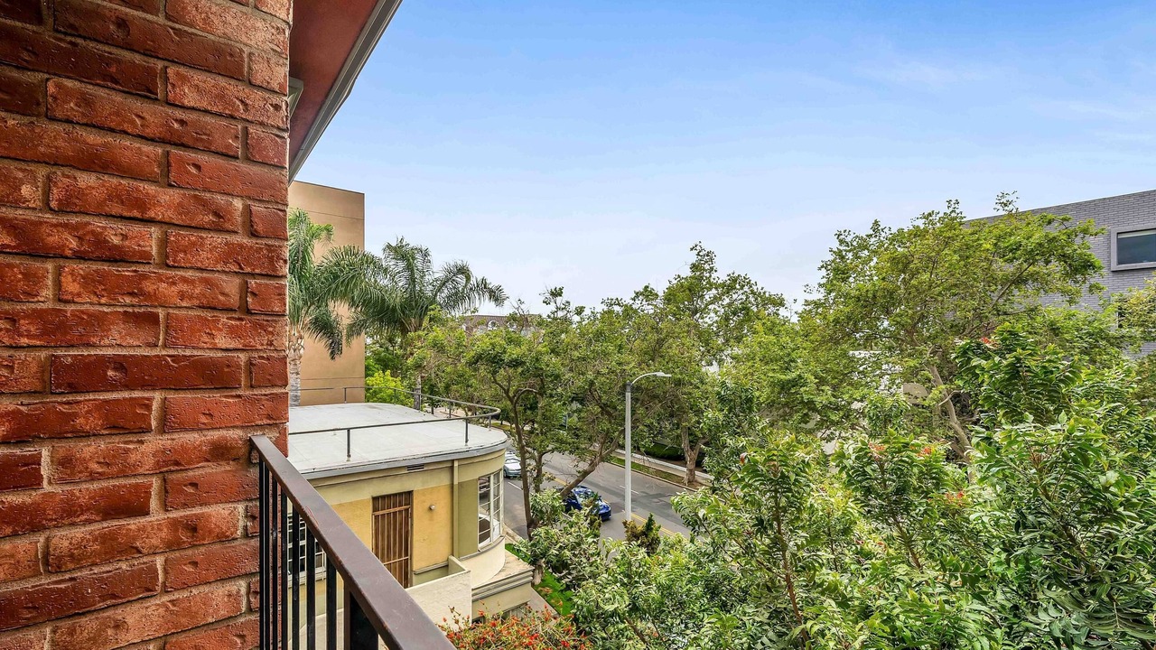 Photo of Outdoor in Greater Wilshire - Hancock Park