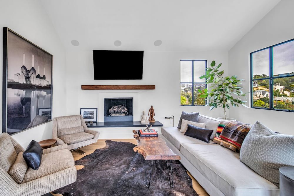 Photo of Livingroom in Beachwood Canyon
