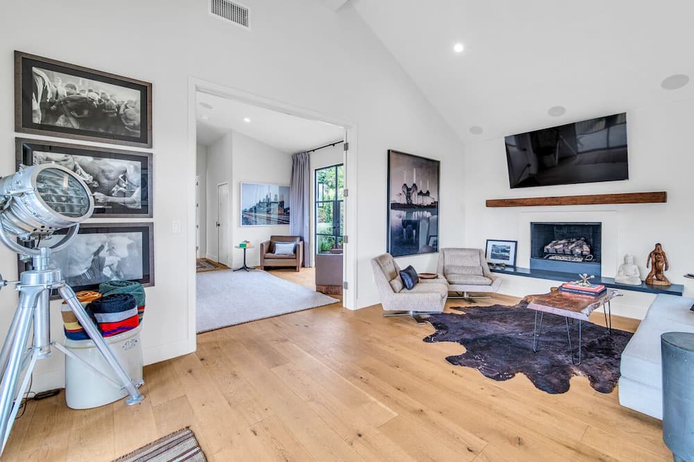 Photo of Livingroom in Beachwood Canyon