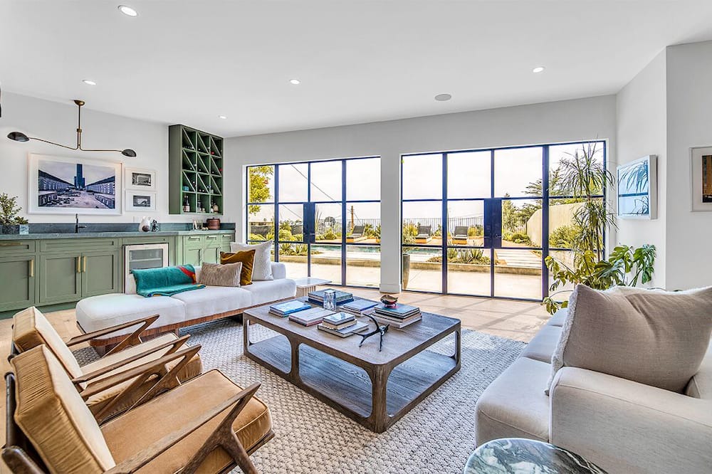 Photo of Livingroom in Beachwood Canyon