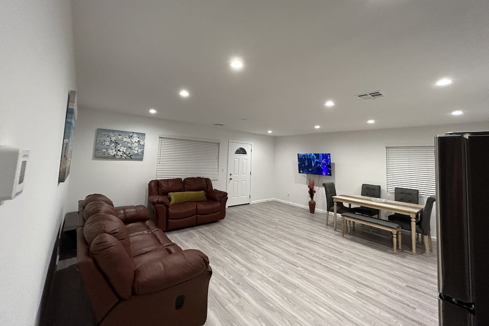 Photo of Livingroom in Northridge
