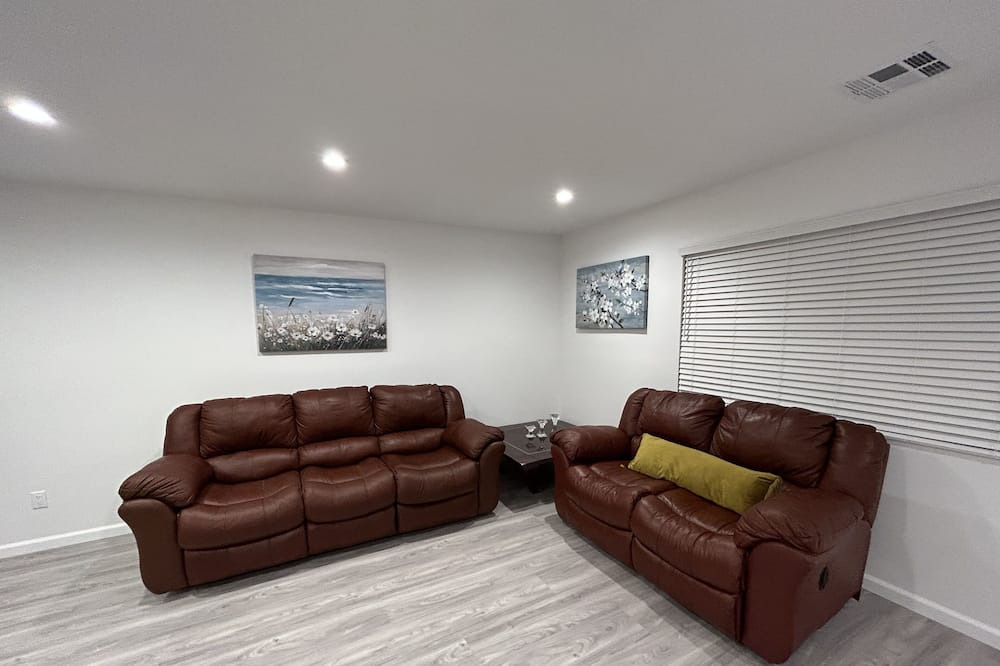 Photo of Livingroom in Northridge