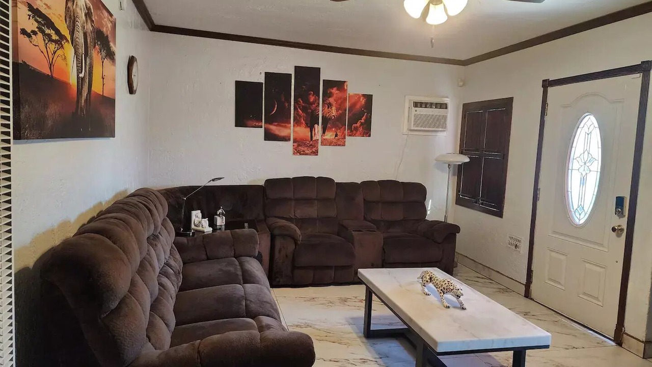 Photo of Livingroom in Compton