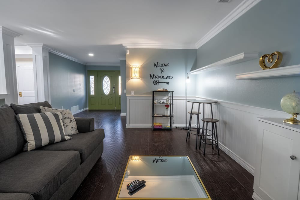 Photo of Livingroom in Estates at Canyon Crest
