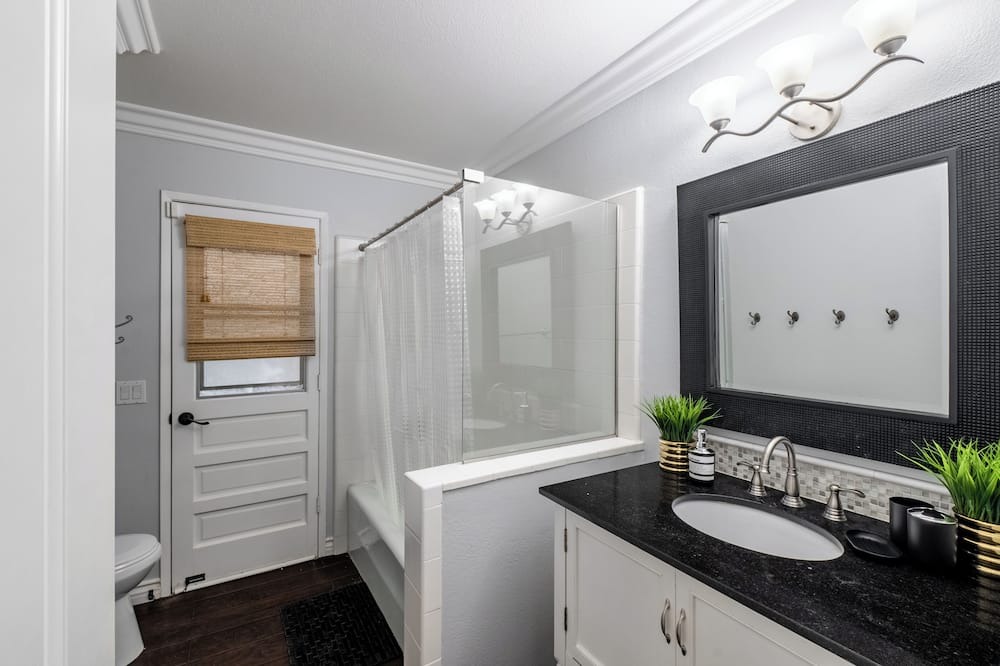 Photo of Bathroom in Estates at Canyon Crest