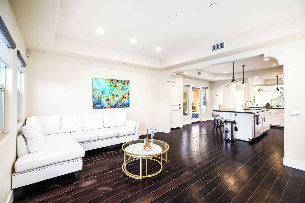 Photo of Livingroom in Azusa