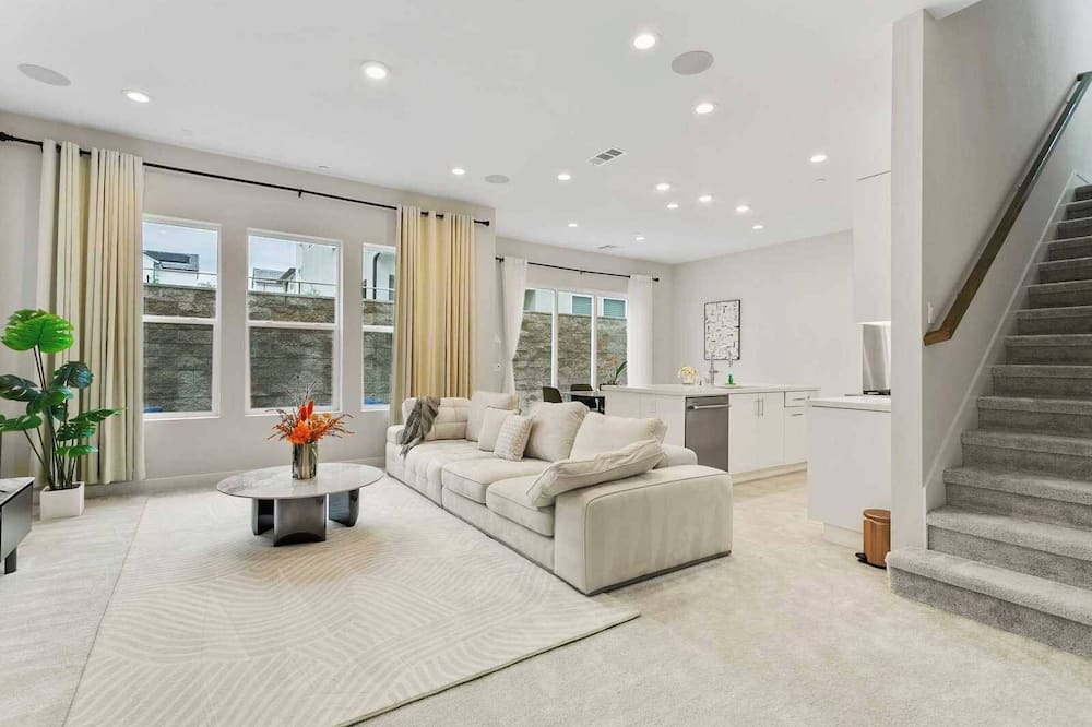 Photo of Livingroom in Foothill Ranch