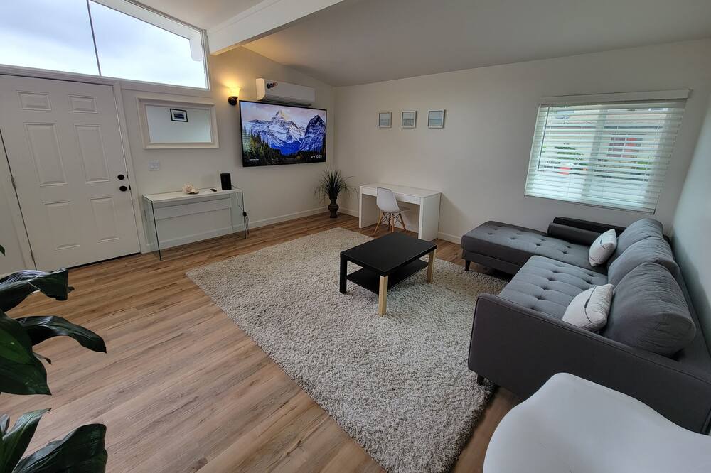 Photo of Livingroom in Westside Costa Mesa