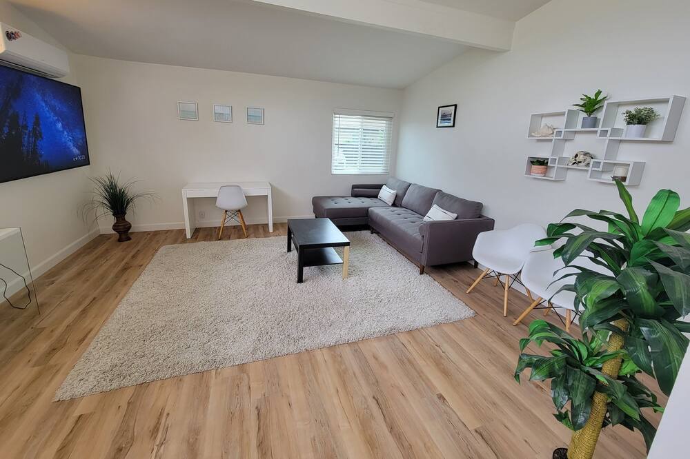 Photo of Livingroom in Westside Costa Mesa