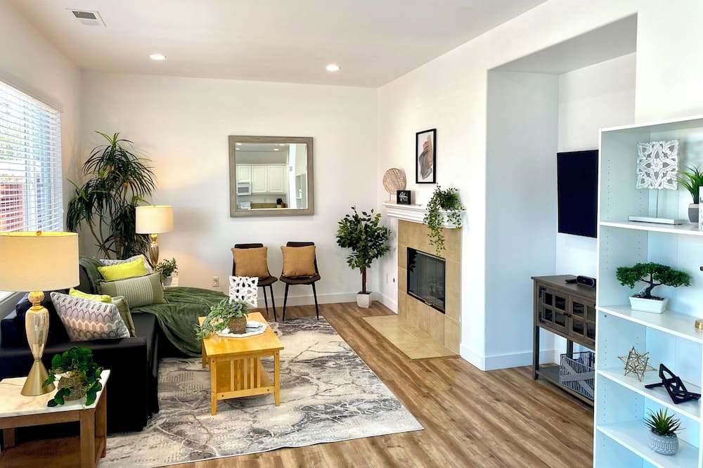 Photo of Livingroom in Midway