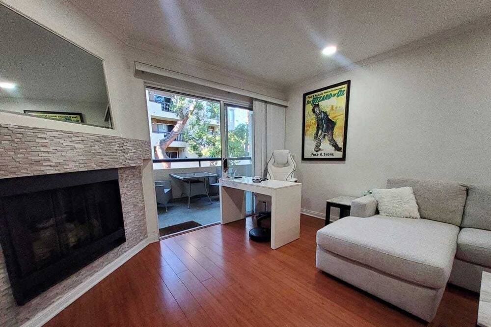 Photo of Livingroom in Warner Center