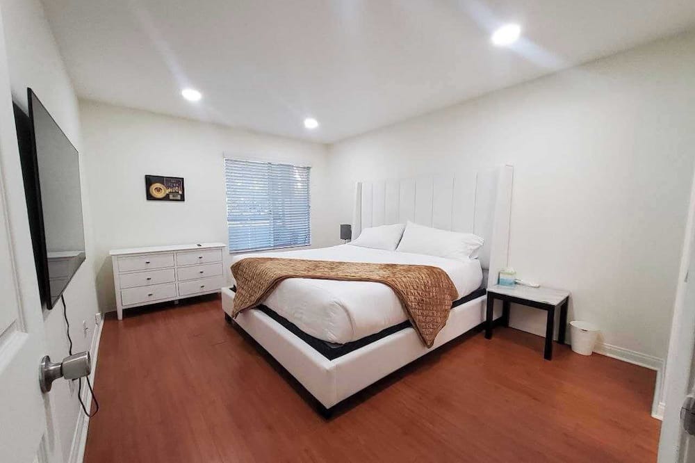 Photo of Bedroom in Warner Center