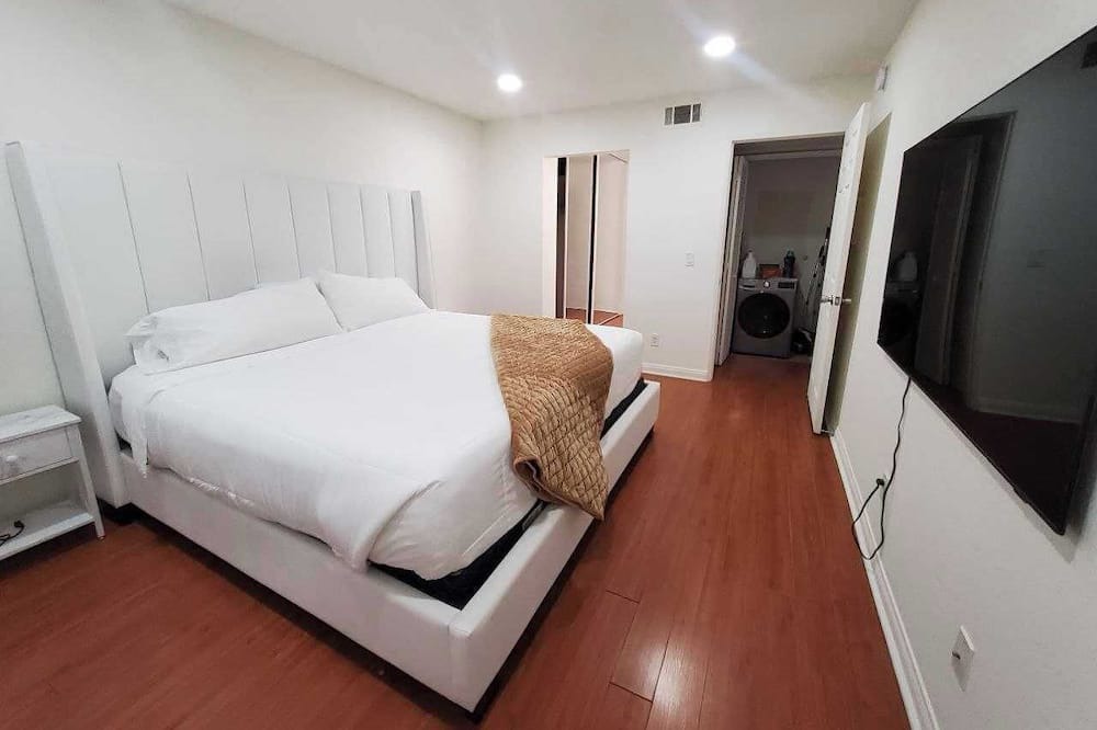 Photo of Bedroom in Warner Center