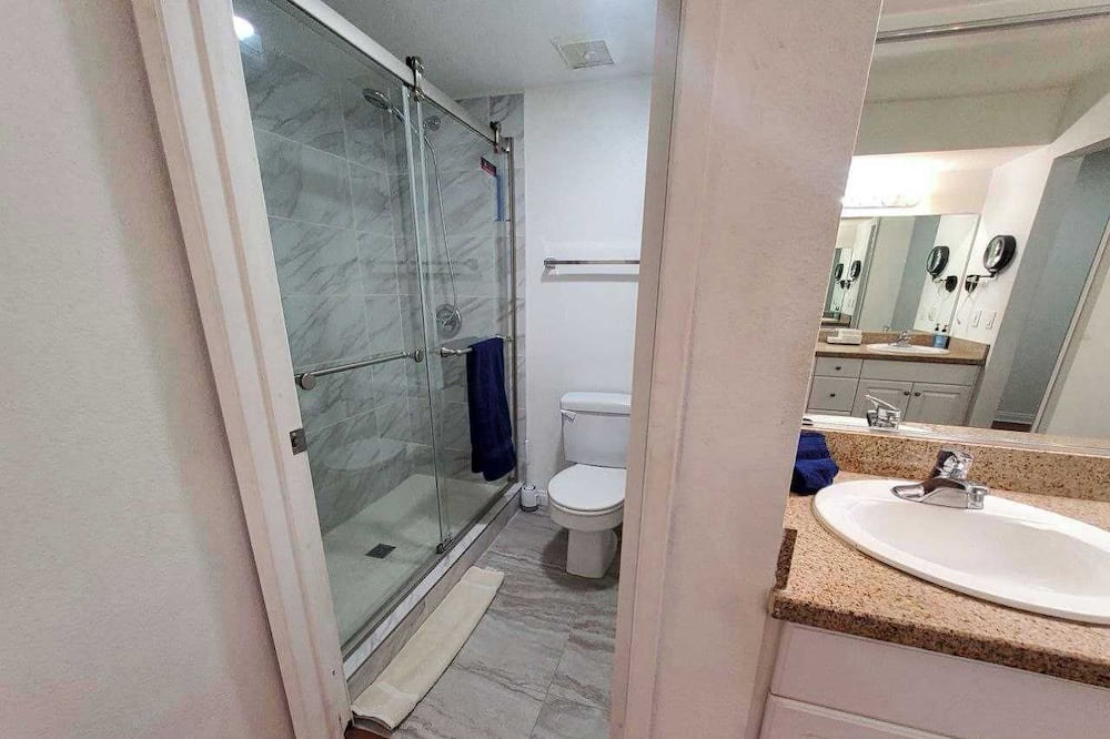 Photo of Bathroom in Warner Center